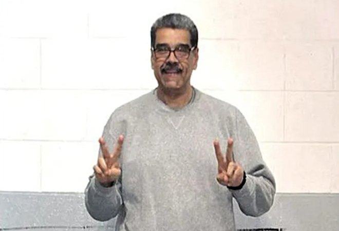 Maduro flashes peace sign in prison picture
