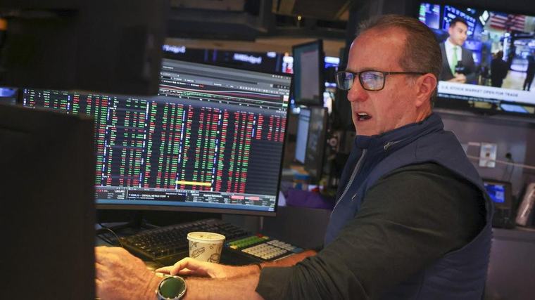 Wall St ends lower on higher yields, rising oil prices