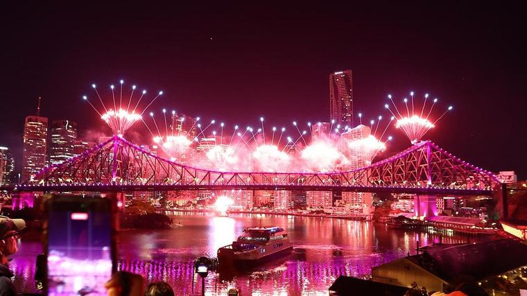 Riverfire: Fireworks spectacular lights Australia's Olympic city