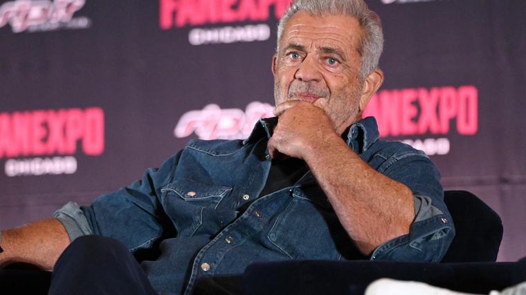 Mel Gibson apologises for ‘thoughtless idiocy’ after seemingly mocking ASL interpreter at fan event