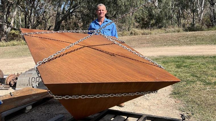 To bee or not to bee, sculptor ponders big questions
