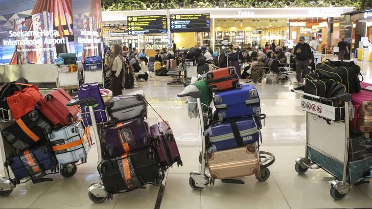 Flights resume in Indonesia despite fresh volcanic eruptions
