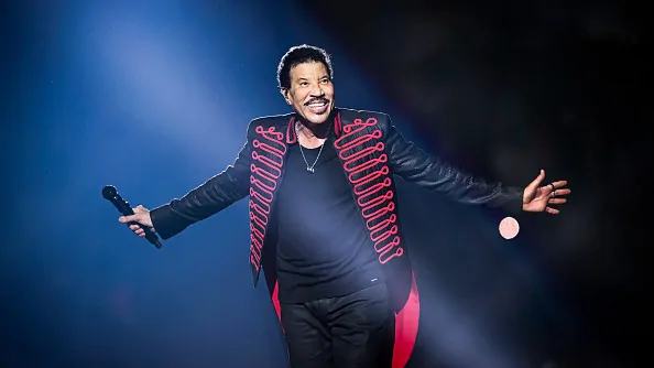 Lionel Richie admitted to ICU after health scare during St. Louis concert months after falling ill on stage