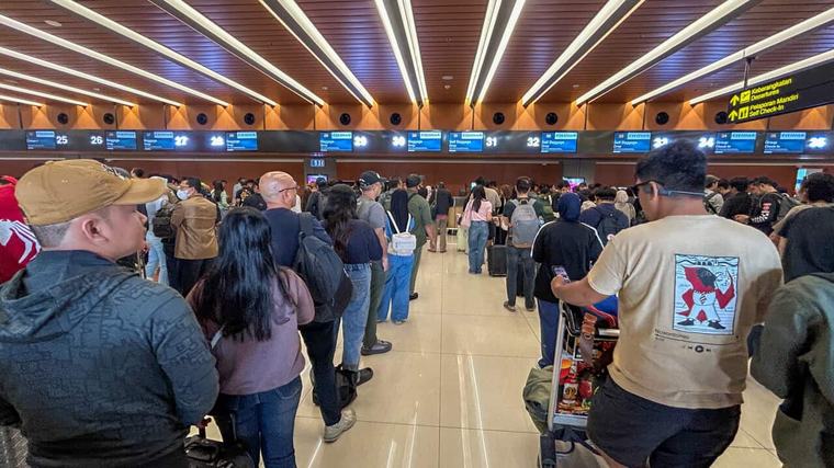 Passengers stranded in Indonesia, flights delayed as volcanic ash causes chaos