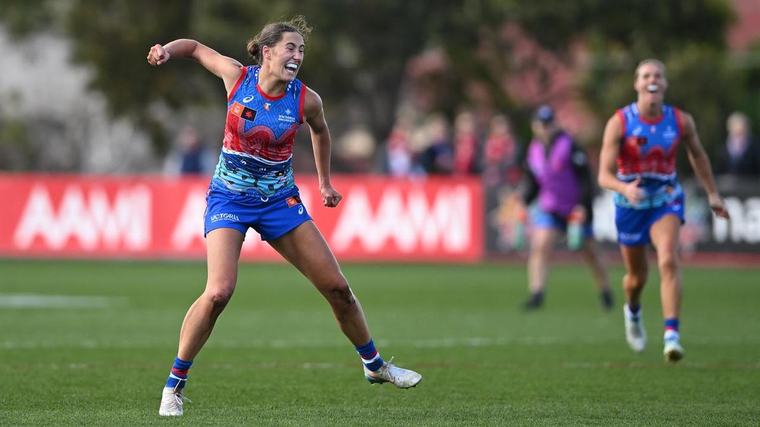 Bulldogs surge home to stun undefeated Swans in AFLW